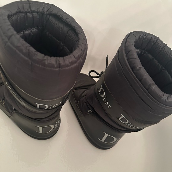 Dior snow boots has a little paint on one side size 8 - Picture 6 of 10